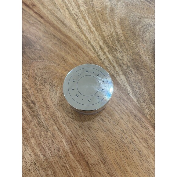 NEW Becca Under Eye Brightening Setting Powder .09oz - Picture 3 of 3